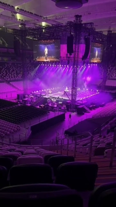 滨崎步上海演唱会取消，独自在无人的体育馆内演出。敬业精神让人动容。￼