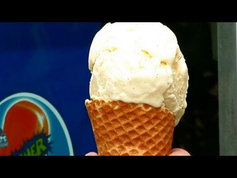 Video: Vanilla Ice Cream Med Varm Rabarber-bjørnebærkompott