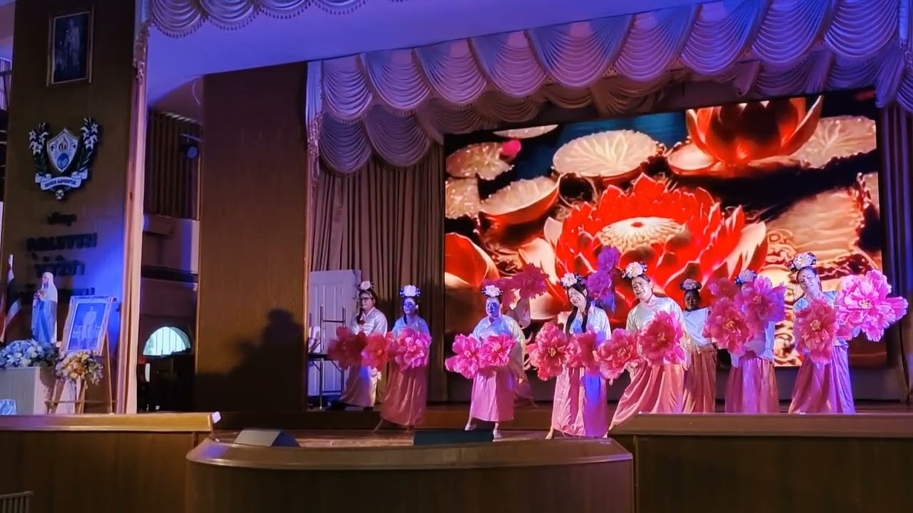 การแสดงงานวันครู69Lotus bathed in moonlight