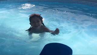 Bella Juega En La Piscina