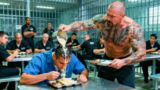 Le voyou a humilié le prisonnier ; il était le roi des forces spéciales, il a massacré l'ennemi.