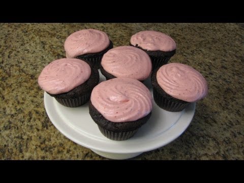 chocolate-cupcakes-with-strawberry-buttercream-frosting---lynn's-recipes