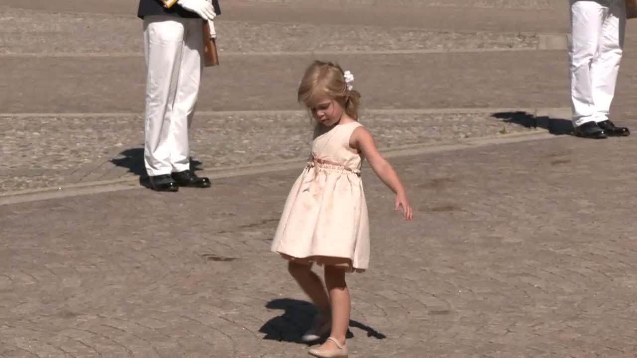 Prinsessan Leonore har spring i benen efter gudstjänsten - Nyheterna (TV4)