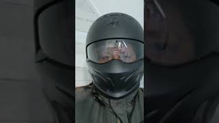 onthulling motorrijder masked readers