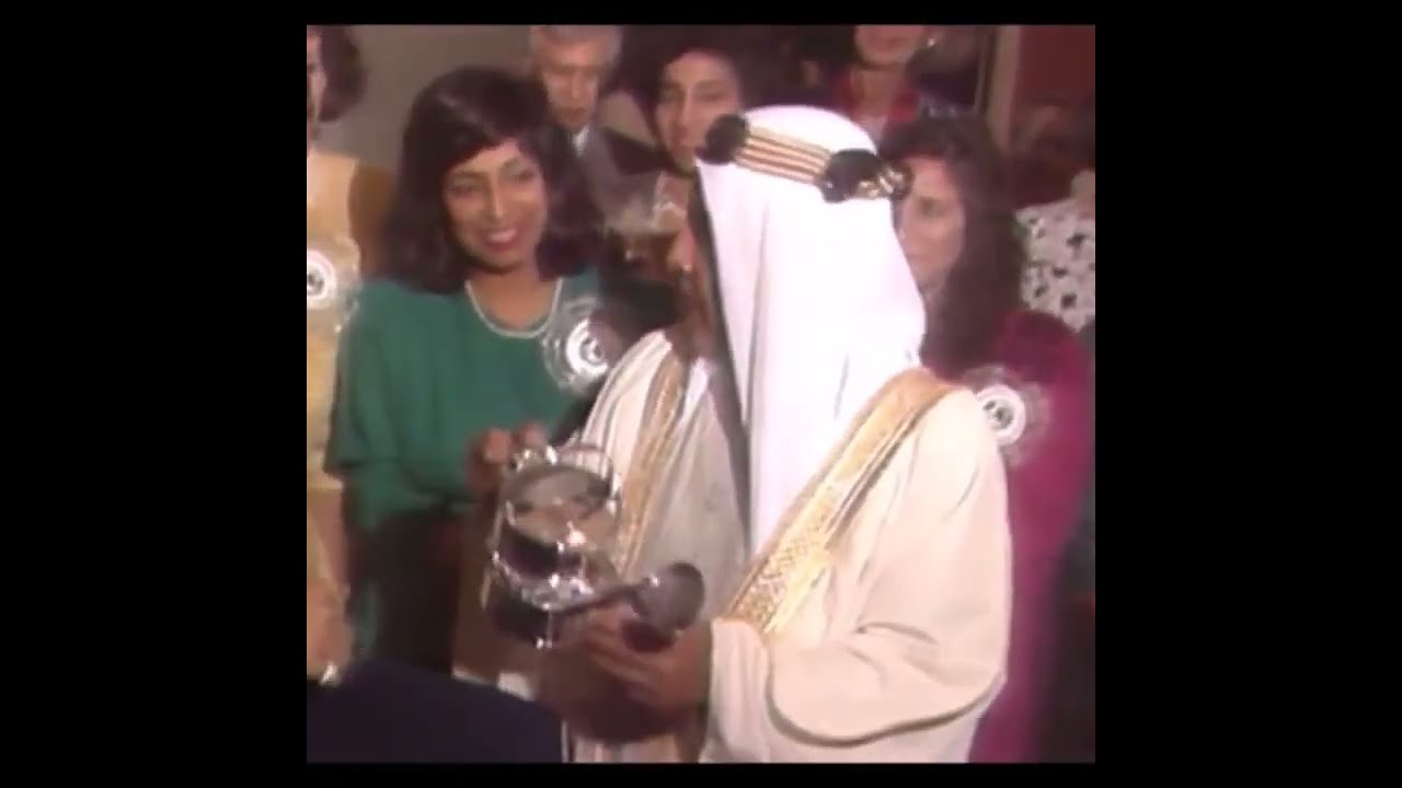 الشيخ عيسى بن سلمان ال خليفة رحمة الله يفتتح معرض الزهور في فندق الخليج قبل من ثلاثة عقود من الزمن