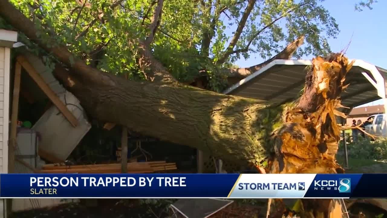 Slater neighbors help woman trapped after tree collapses on home - YouTube