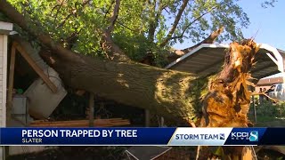Slater neighbors help woman trapped after tree collapses on home