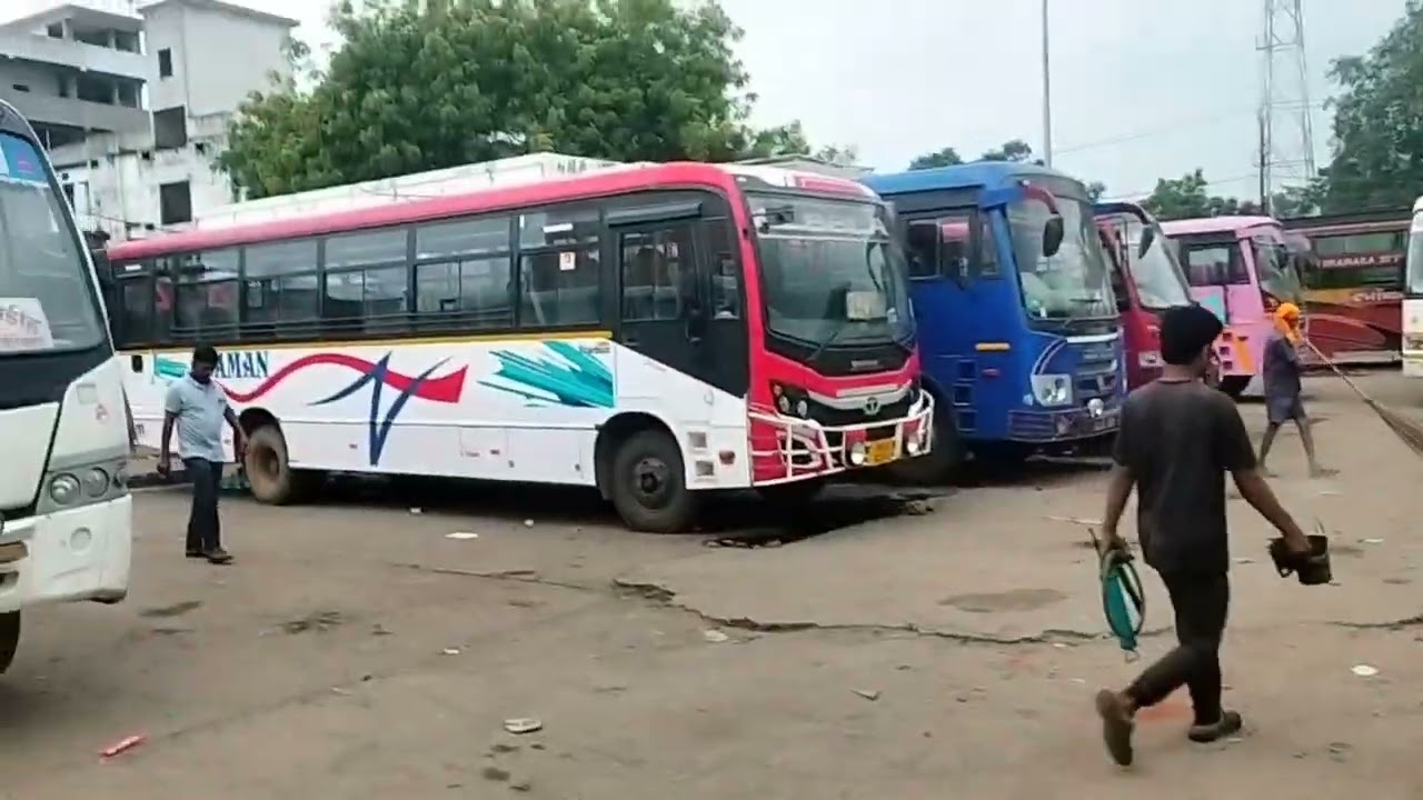 ये देखिए गोड्डा बस स्टैंड में क्या कर रहा है।