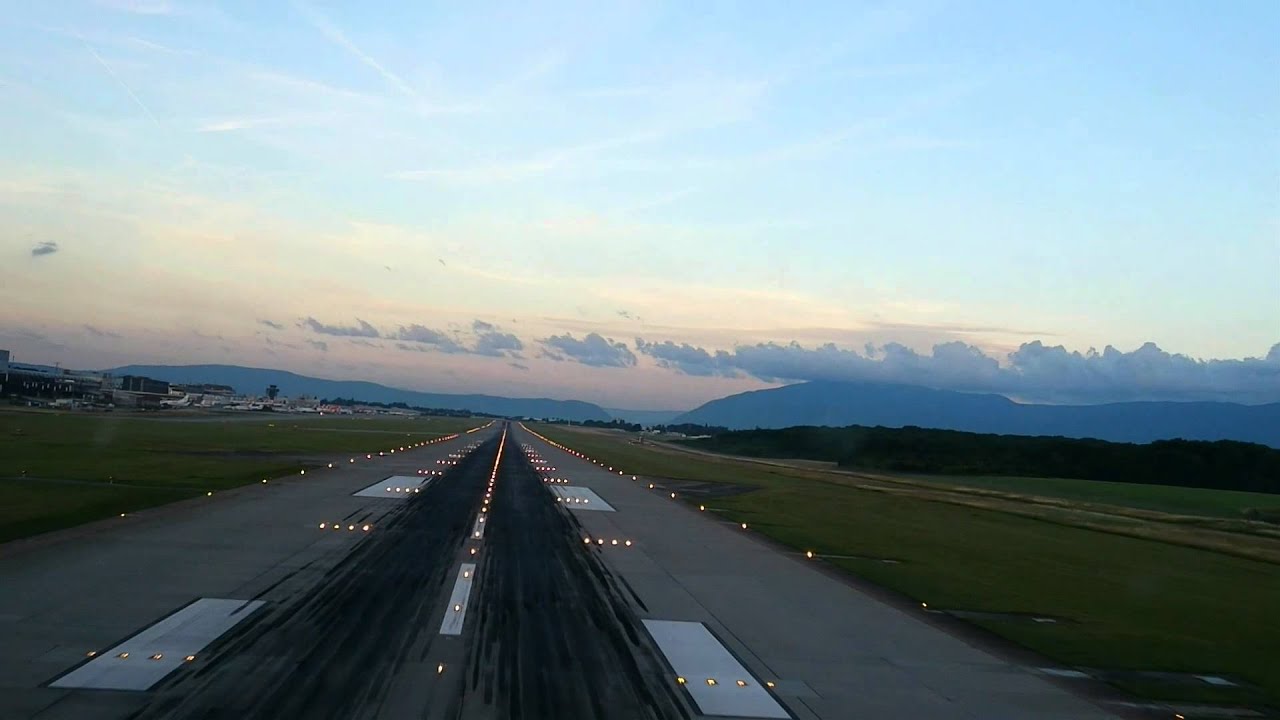 Approach and Landing at Geneva / Boeing 737 / Cockpit View