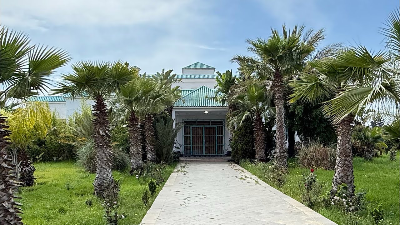 أجمل فيرمة  نواحي مدينة بوزنيقة للبيع بها مشروع ابقار الحلوب و إستيراد العجول والفيلا بحال القصر 😍