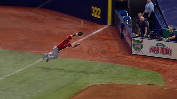 Calhoun makes a phenomenal diving snag