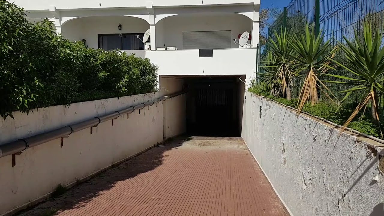 Armazém / Garagem com 577 m2 no Montechoro em Albufeira - OPORTUNIDADE DE INVESTIMENTO.