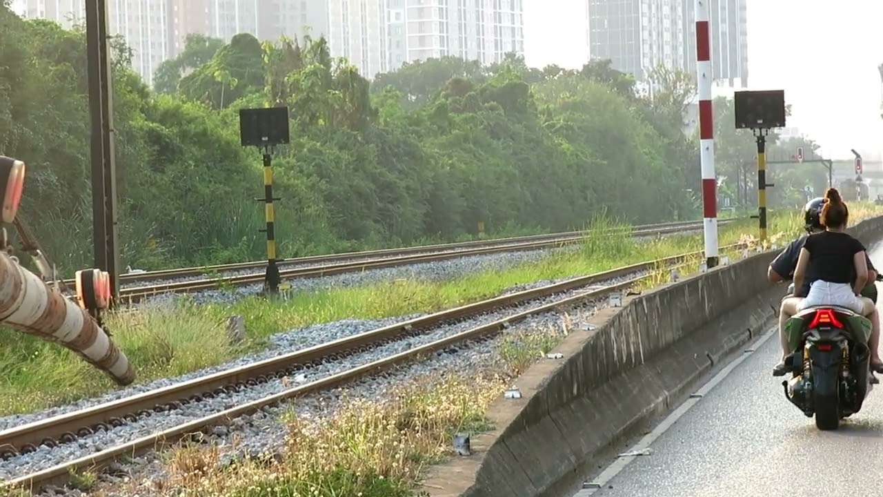 ขบวนธรรมดา 379 D.4218 | ผ่านซุ้มเครื่องกั้นกรุงเทพกรีฑา