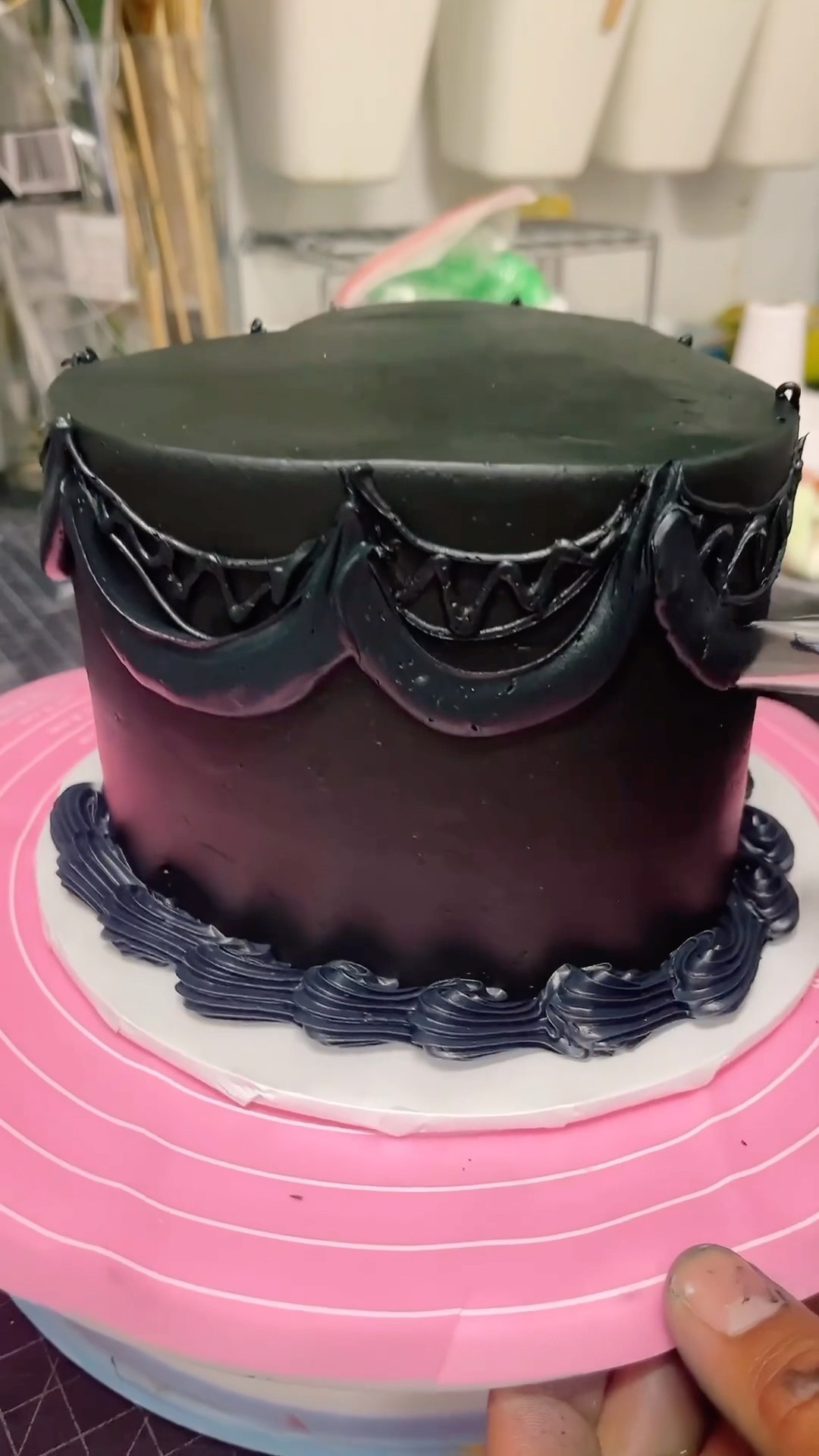 This black heart cake proves V-Day  isn’t just about red and pink?? #valentinesheart