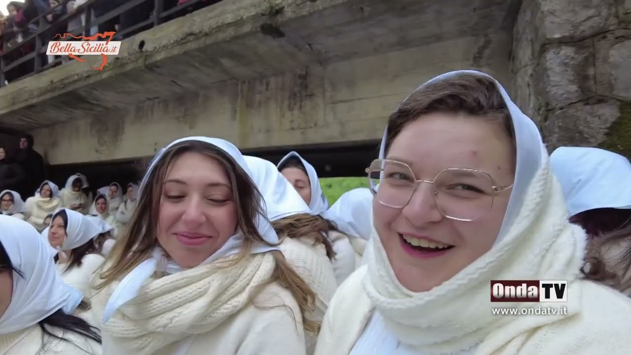 All'urlo di Grazie San Sebastiano grazie,  un fiume di bianchi in processione, a fine video...