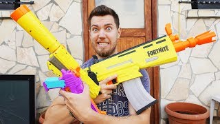 FORTNITE in REAL LIFE with the Legendary Scar, Handcannon and Pistol from NERF!