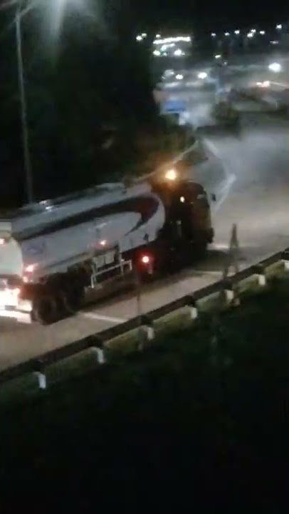 Detik-detik Truk Tangki Besar dan Panjang Masuk Tol Palimanan Malam Hari #shorts