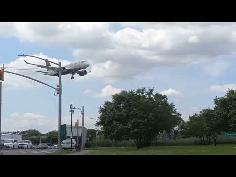 Delta airlines landing at LGA Airport (Airbus a220)