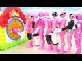 ピンク戦隊ヒーロー Pink Power Rangers しゅつどう前にかくれんぼ 手さぐりボックスにカブトムシが！