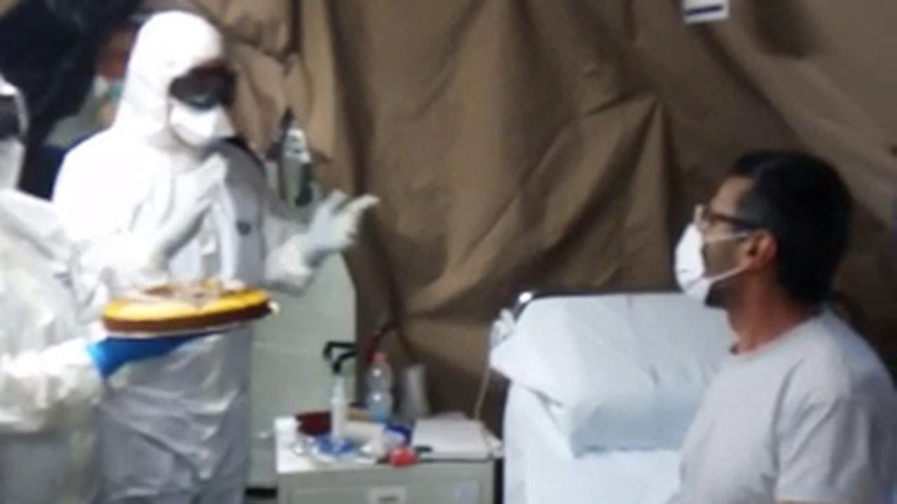 Coronavirus, medici commuovono un paziente festeggiando il suo compleanno nell'ospedale da campo