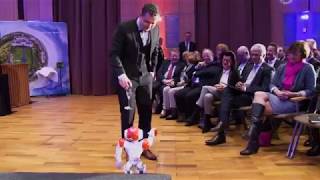 Roboter Sonny trinkt mit Ministerpräsident Armin Laschet einen Sekt by Humanoids Bonn 905 views 6 years ago 31 seconds