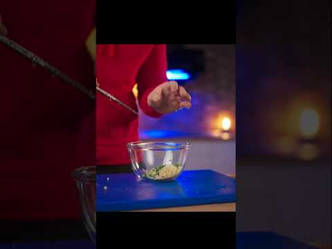 قطع البصل والثوم وأضف التوابل