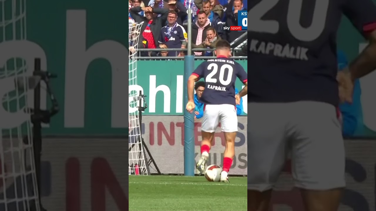 Adrián Kaprálik scheppert den Ball an die Latte 💥