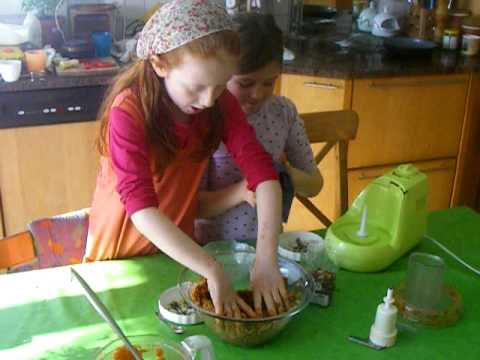 Jana and Chloe make a raw carrot cake in English and French