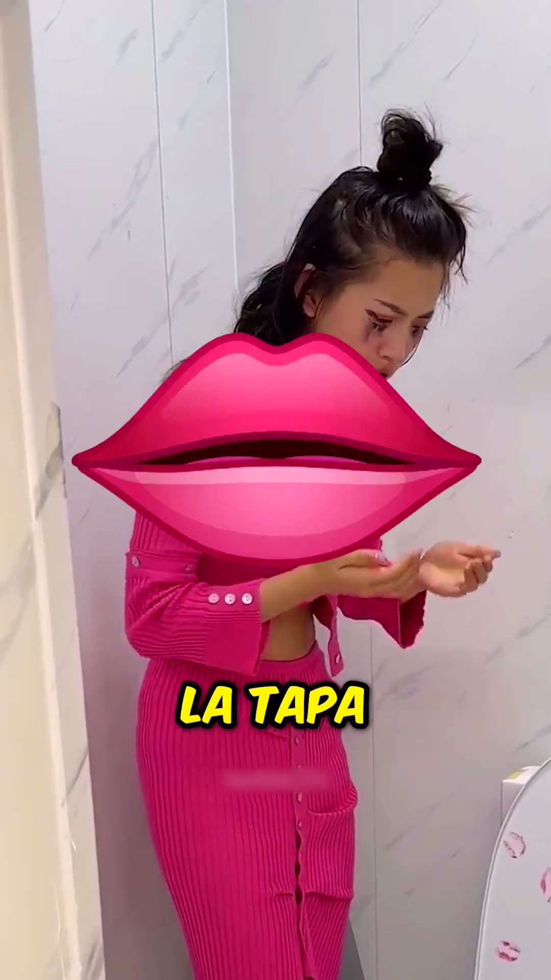 ¡Se despertó después de una noche loca y encontró ESTO bajo la manta! ??‍♀️
