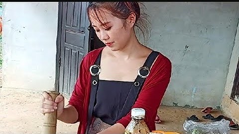 Saib Nkauj hmong tuav qaub dib noj qab heev li