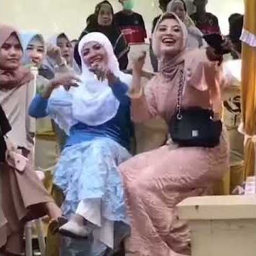 Viral...cewek hijab joget di acara hajatan sampe garuk garuk