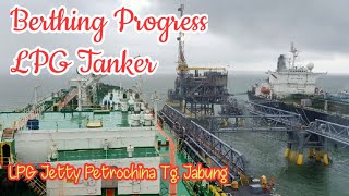 Proses sandar kapal LPG Pertamina Gas 2 di Petrochina Jetty Tg. Jabung