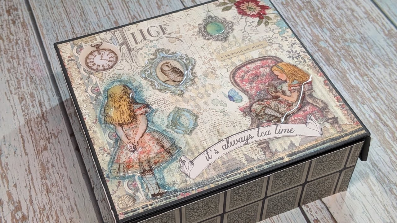 Полистайте альбом «Алиса в Стране чудес».