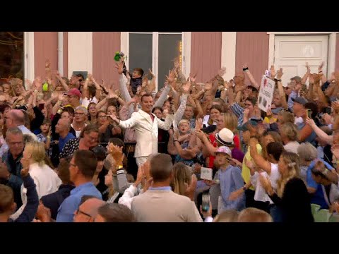 Magnus Carlsson bjuder upp till allsång med låten ”Kom hem”  - Lotta på Liseberg (TV4)