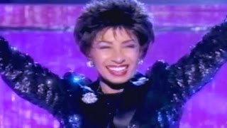 Watch Shirley Bassey Razzle Dazzle video