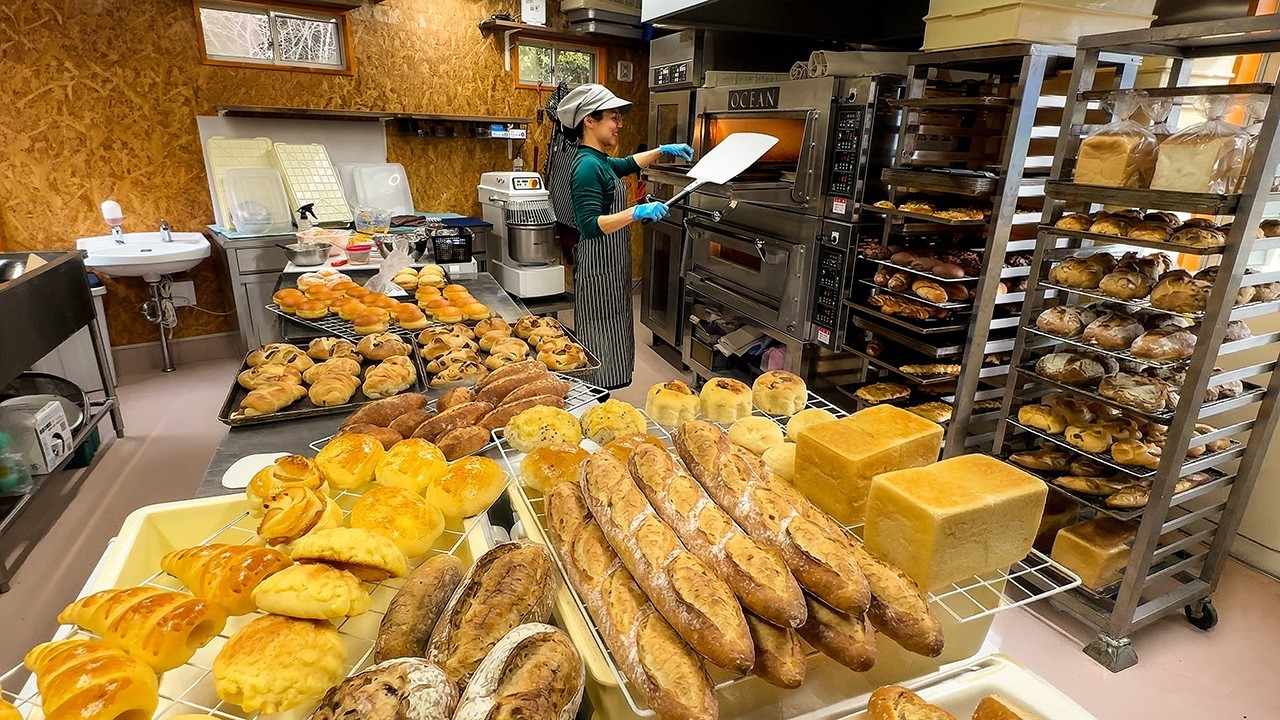 How this Flute Player Runs a SOLD OUT Bakery ALONE Once a Week!