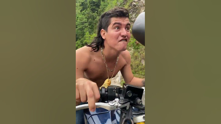 El zarco piloteando moto