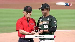 05/03 台鋼 VS 味全 賽前，冠軍戒頒發儀式－台鋼首次作客天母，上球季效力味全的王躍霖，獲頒CPBL34年冠軍戒指