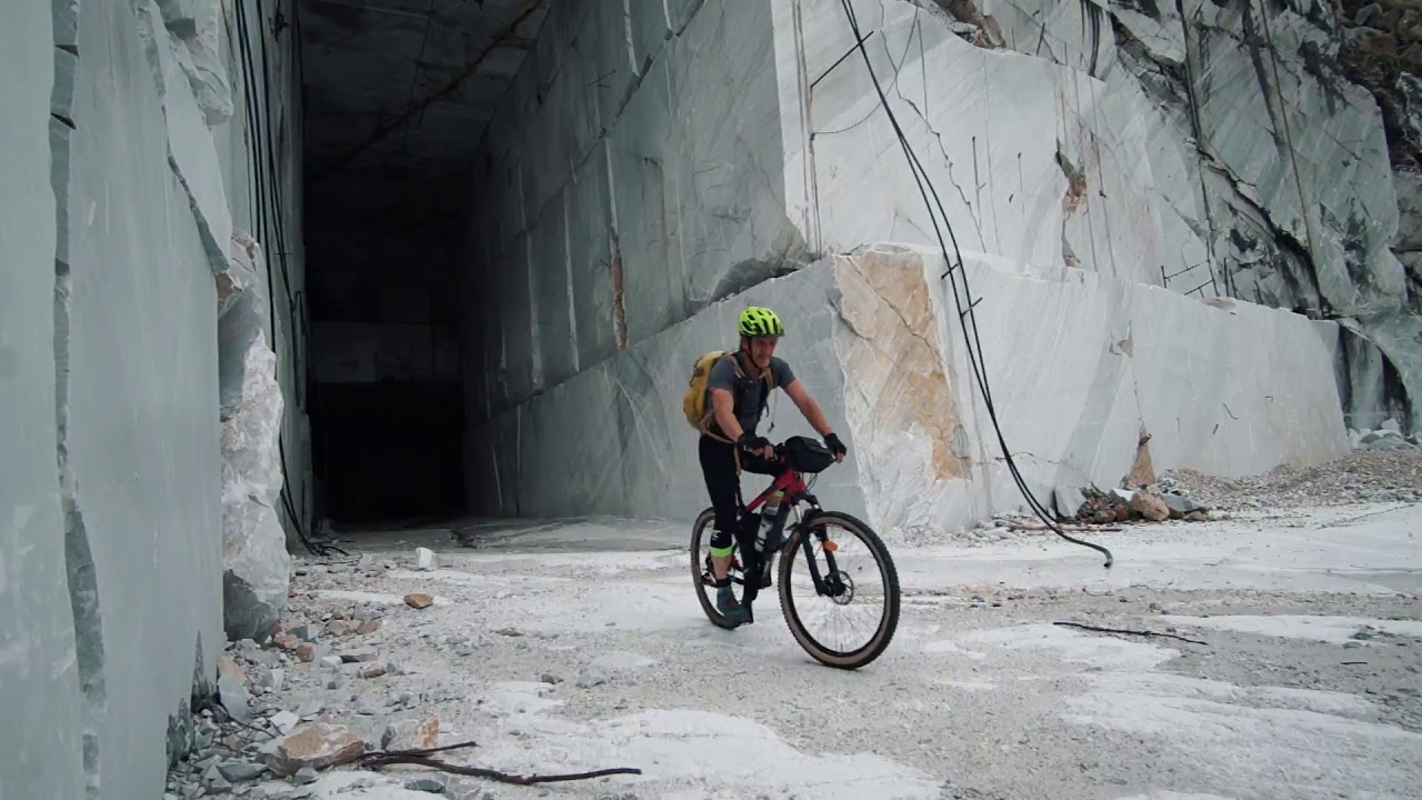In vetta alla Tambura in MTB - YouTube