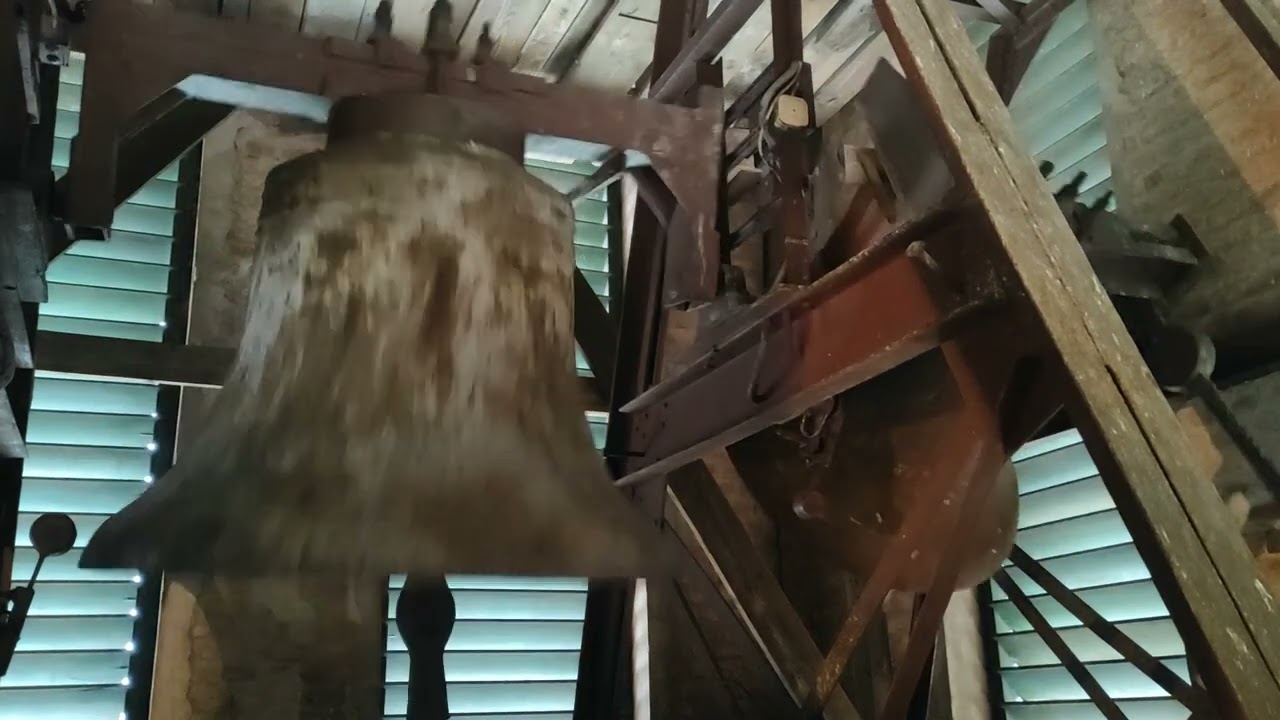 Dwa większe dzwony parafii Sw. Stanisława Kostki w Szczecinie