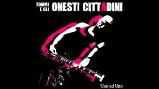 Video thumbnail of "Una A sulla maglietta - Tommi e gli Onesti Cittadini"