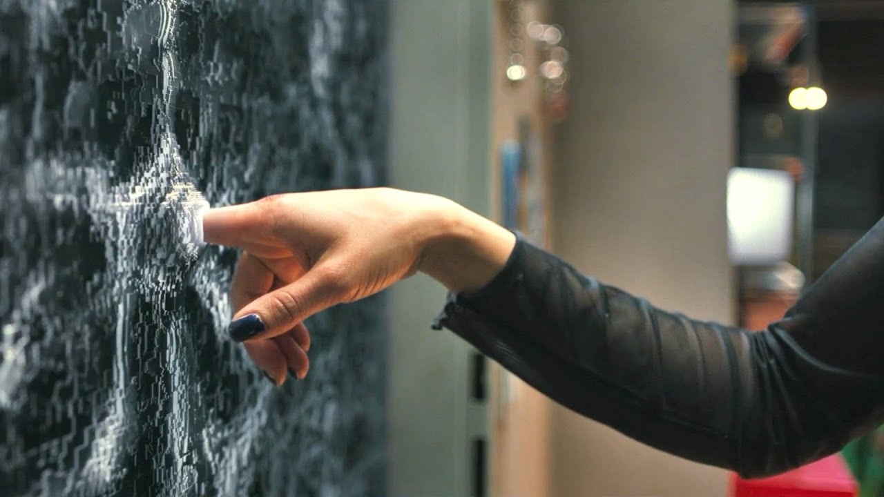 2025年最新のサスペンスSF映画『ブリック』、ナノブラックウォールが全国の建物を封鎖。弾丸すら貫通できず、中に入った人間は半身だけ残される――！