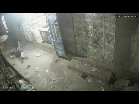 المجنون ياخذ السلاح ويقتل صاحب السلاح ويهرب 