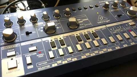 Behringer TD-3 sound test - 2 waveforms and distortion