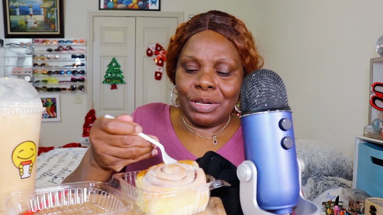 Латте с булочкой с корицей и бананово-ореховым хлебом (ASMR-звуки еды)