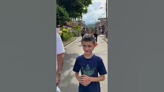 niño regala serenata a mamá que está en el cementerio