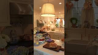 Welcome to a Connecticut sea cottage brimming with traditional charm ❣️