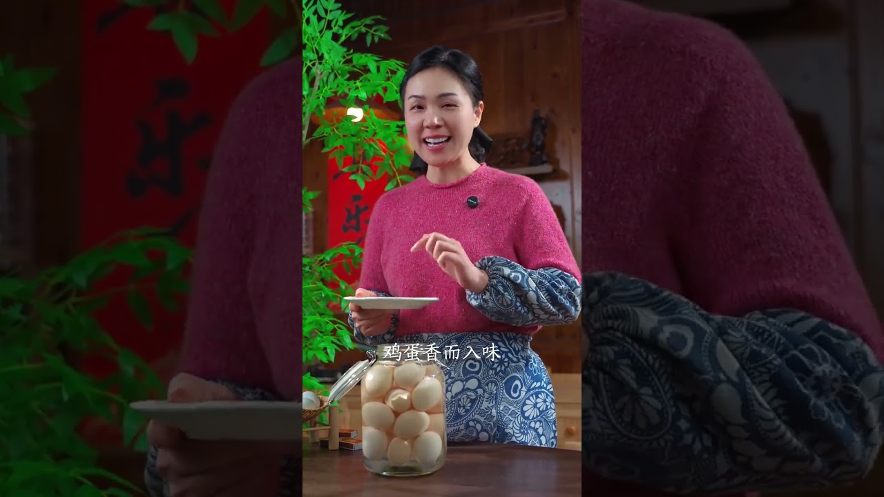 又到了腌咸鸡蛋，腌鸭蛋的季节，这个我用了很多年的老方法，腌出来个个出沙流油，咸淡均匀，今天就把腌鸡蛋方法分享给大家