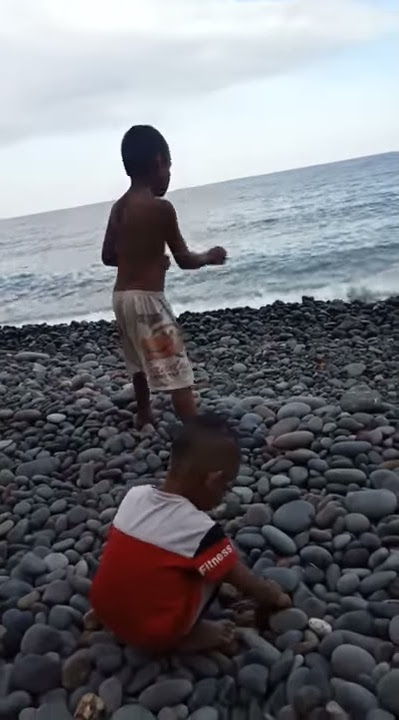 Lempar batu kena kepala😂