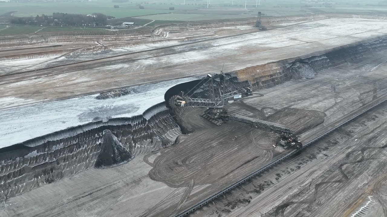 10.12.22 bagger  bei Lützerath am Tagebau Garzweiler
